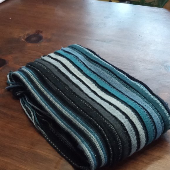 Vera Wang Winter Scarf - Picture 6 of 6